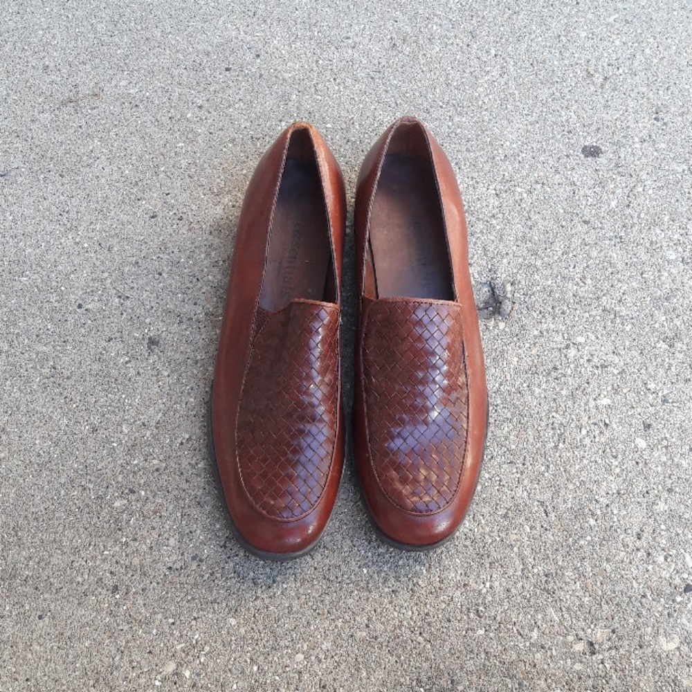 Womens loafer size 8 genuine leather brown color